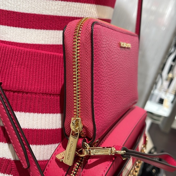 MICHAEL KORS LARGE FLAT MULTIFUNCTION PHONE CASE WALLET WRISTLET 
ELECTRIC PINK - Picture 13 of 16